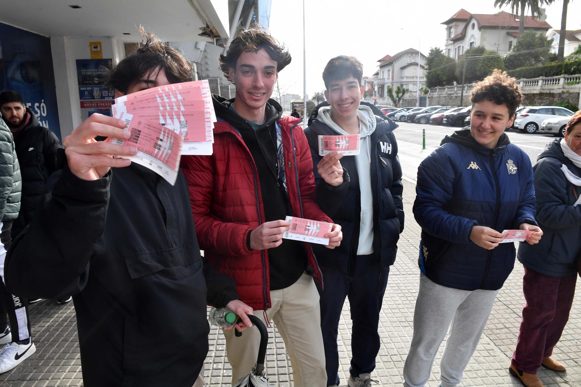 Colas en Riazor por las últimas entradas para el derbi Rácing de Ferrol - Deportivo en A Malata