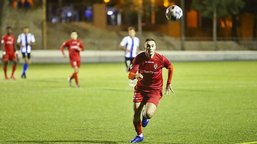 El Olímpic busca el balón en el partido ante el Hércules. | MANUEL R. SALA