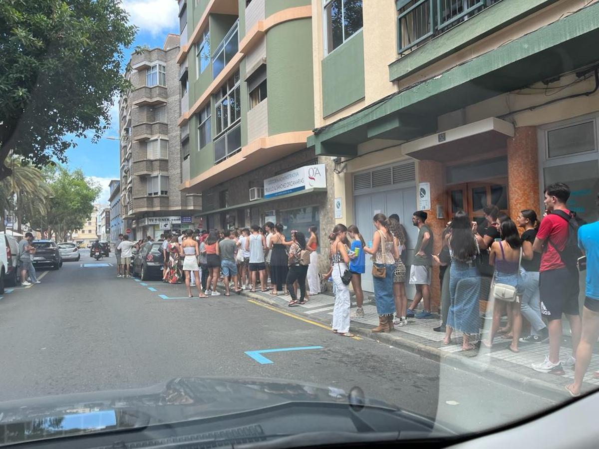Colas para conseguir la entrada del concierto de Quevedo en Las Palmas de Gran Canaria