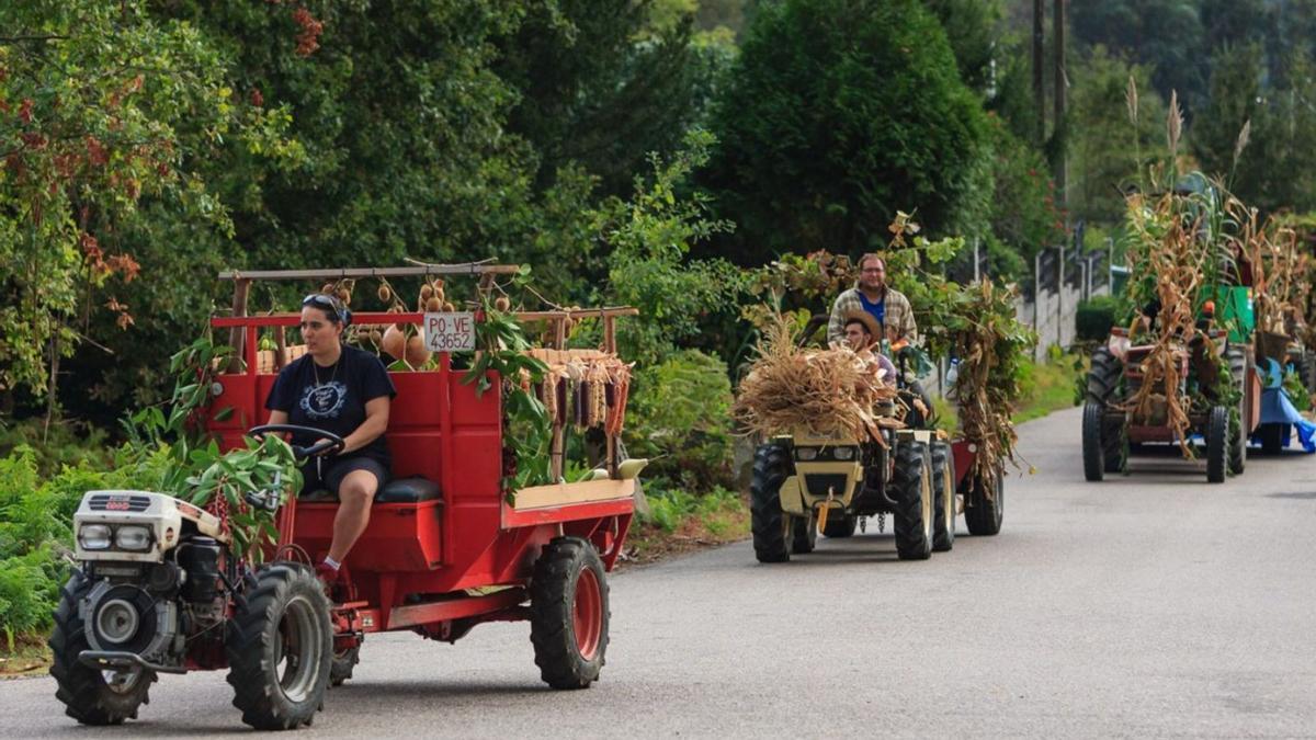 Desfile de tractores na Festa da Colleita de Sela.   | // FDV