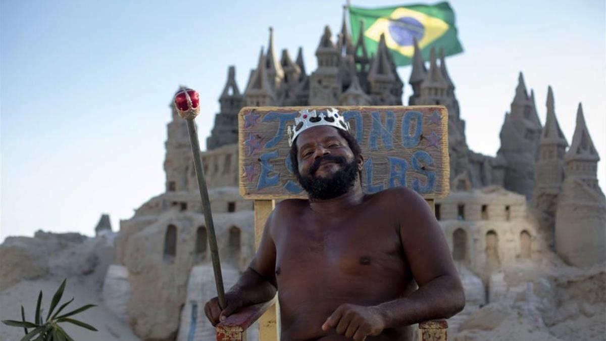 Marcio Mizael Matolias, el rey de los castillos de arena, ha vivido dentro de un castillo de arena en la playa brasileña durante 22 años.