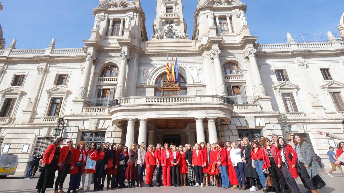 Concentración de políticas y empresarias hoy en el Ayuntamiento de València