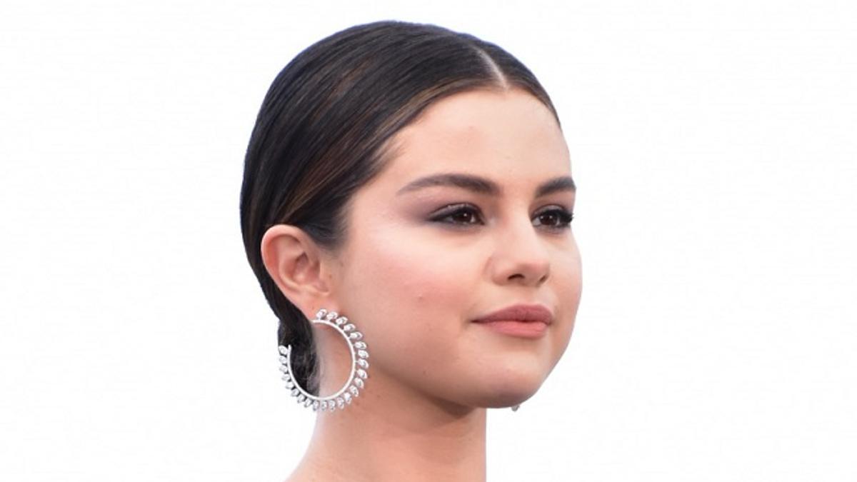 Selena Gomez con traje de chaqueta y pantalón en el Festival de Cine de Cannes