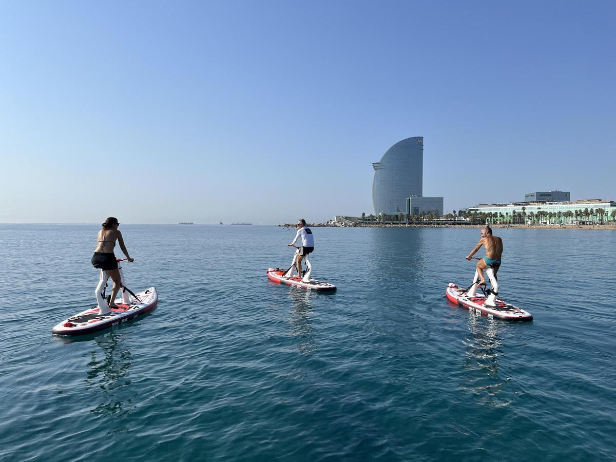 Bikesurf, las nuevas bicis acuáticas  surfean en la playa de la Barceloneta