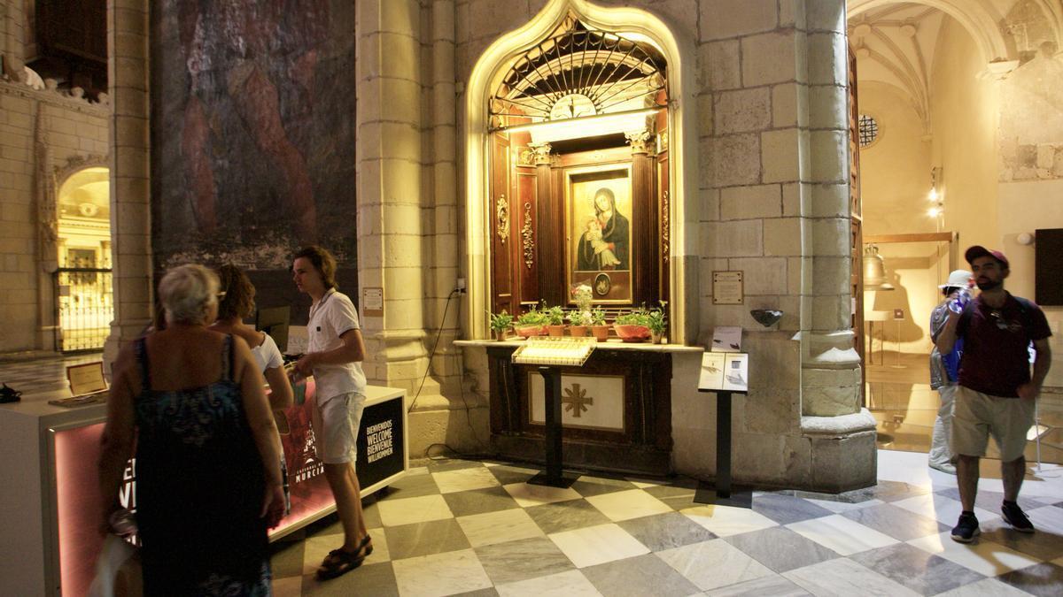 Hay un retablo del siglo XVI, al entrar por la puerta de la Cruz, ante el cual aún hoy en día mujeres embarazadas se encomiendan, comenta José Antonio Ibáñez.