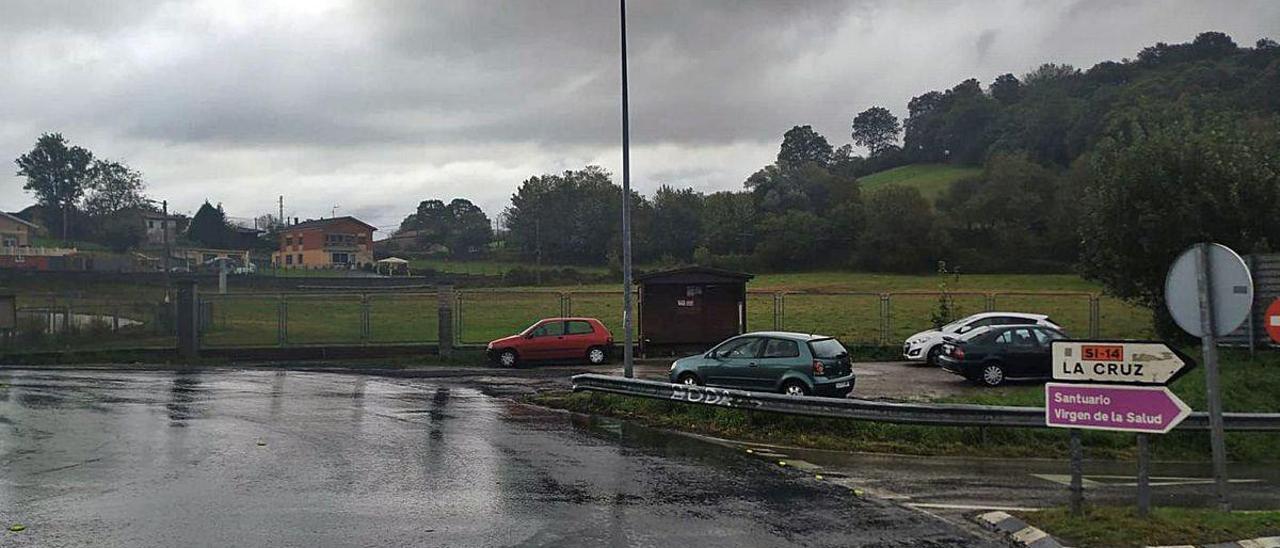 La zona de aparcamiento en Lieres que se pretende cerrar al paso de vehículos.