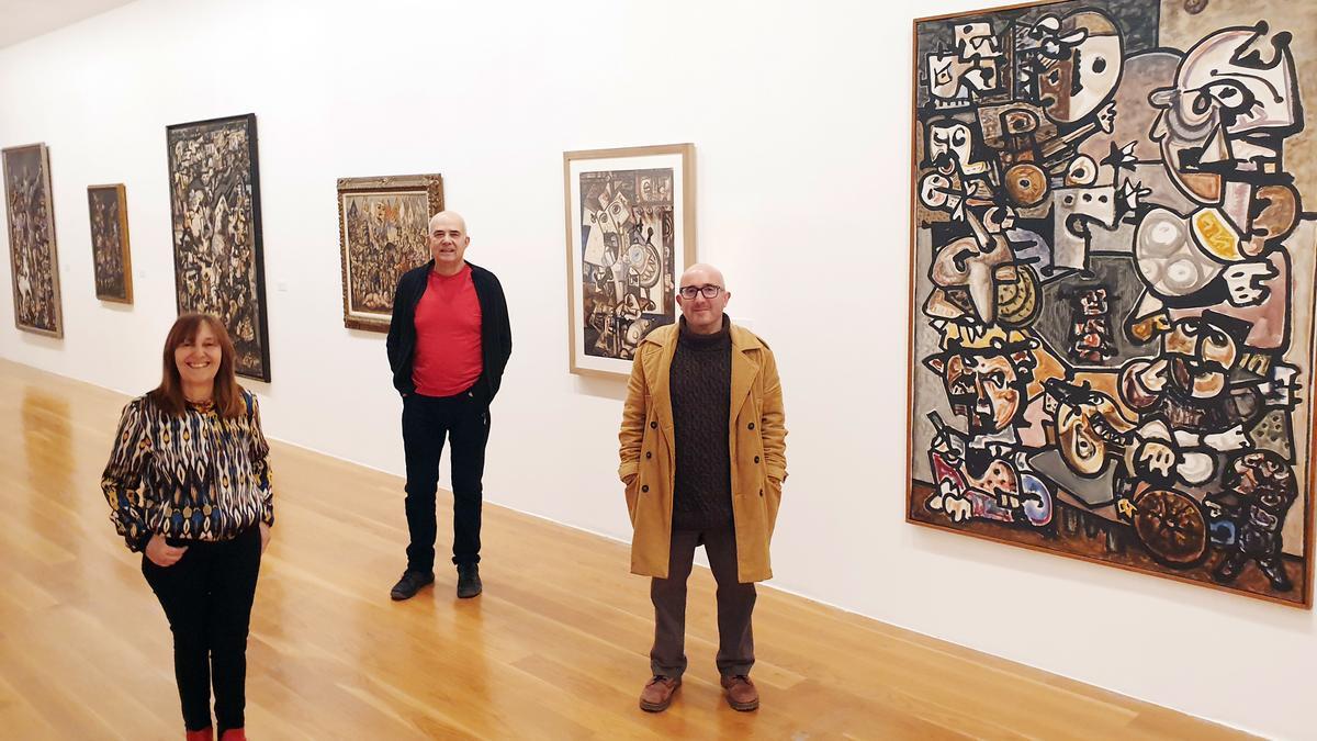 Menchu Lamas, Antón Patiño y Ramón Trigo en una de las salas de la exposición de Laxeiro en el MARCO