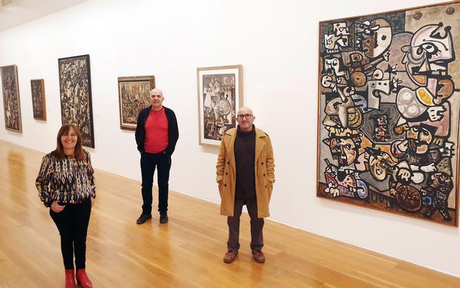 Menchu Lamas, Antón Patiño y Ramón Trigo en una de las salas de la exposición de Laxeiro en el MARCO