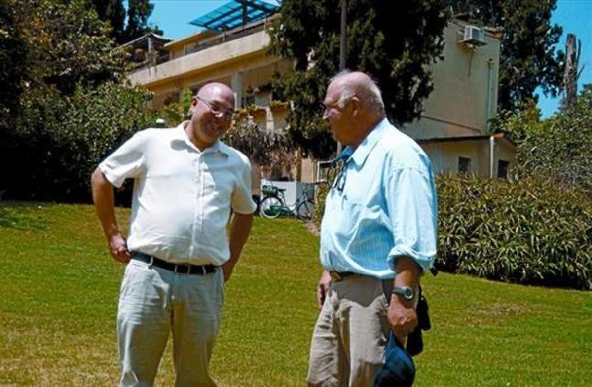 El debat 8Eyal Adut (esquerra) i el professor Yoram Kroll conversen al quibuts Gan Shmuel. El debat 8Eyal Adut (esquerra) i el professor Yoram Kroll conversen al quibuts Gan Shmuel.