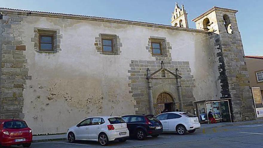 Vista de la fachada noroeste de la iglesia, dañada por la humedad.