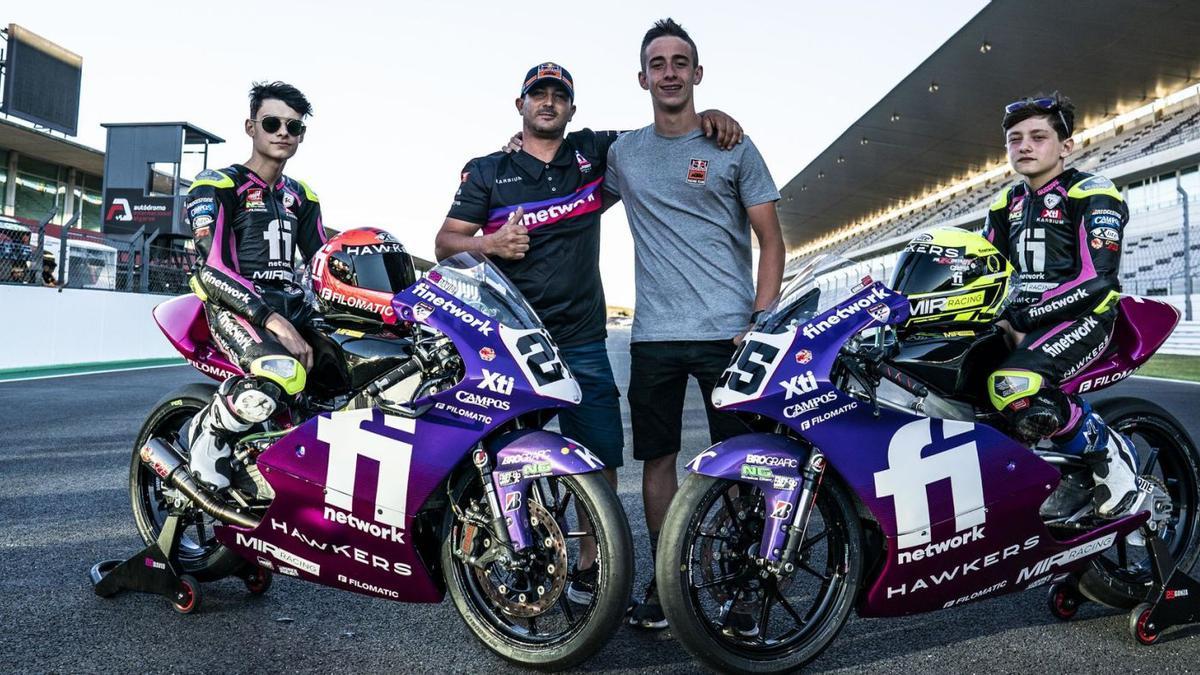 Pedro Acosta y Paco Mármol, con los pilotos David Almansa y Gonzalo Pérez, del equipo Finetwork Hawkers MIR Junior Team.