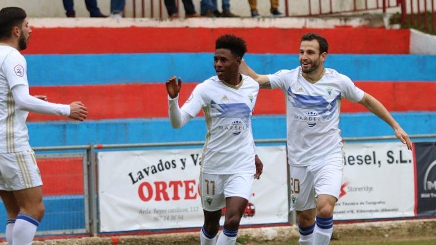 El Marbella FC en el estadio Municipal Virgen de la Caridad de Villarrobledo.