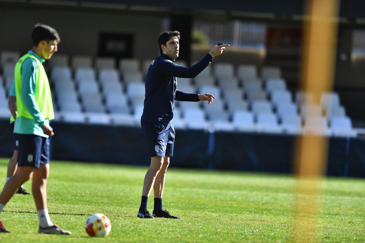 Íñigo Vélez, entrenador del FC Cartagena, da instrucciones en un entrenamiento en el estadio Cartagonova