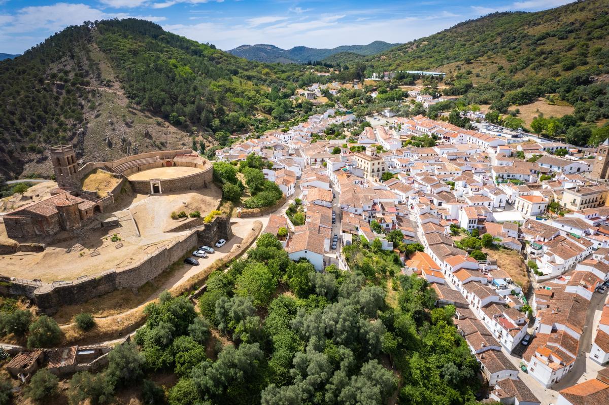 Una vista aérea de Almonaster la Real en Andalucía.