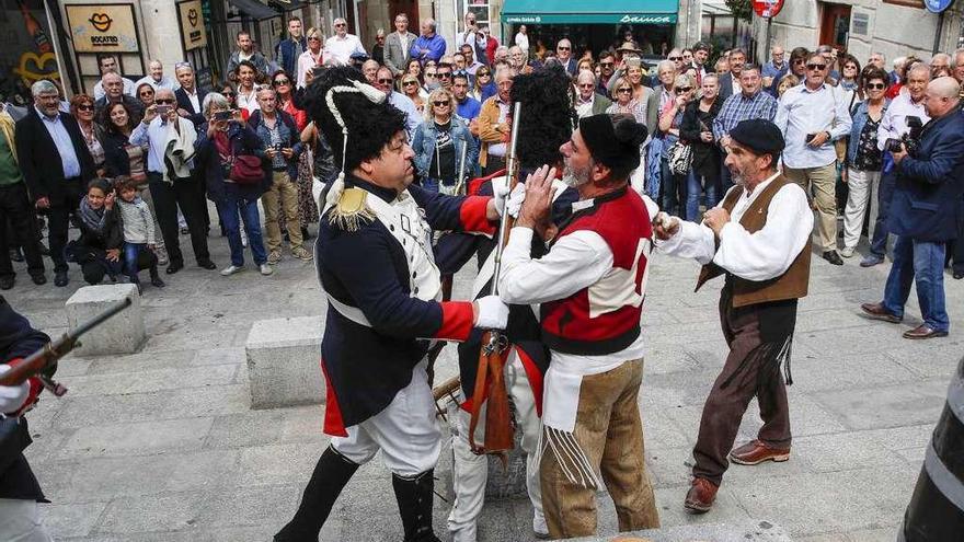 Decenas de personas siguieron la representación organizada por los vecinos del Casco Vello.  // R. Grobas