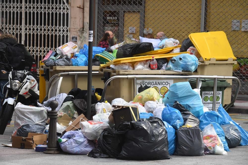 Basura sin recoger en las calles de A Coruña