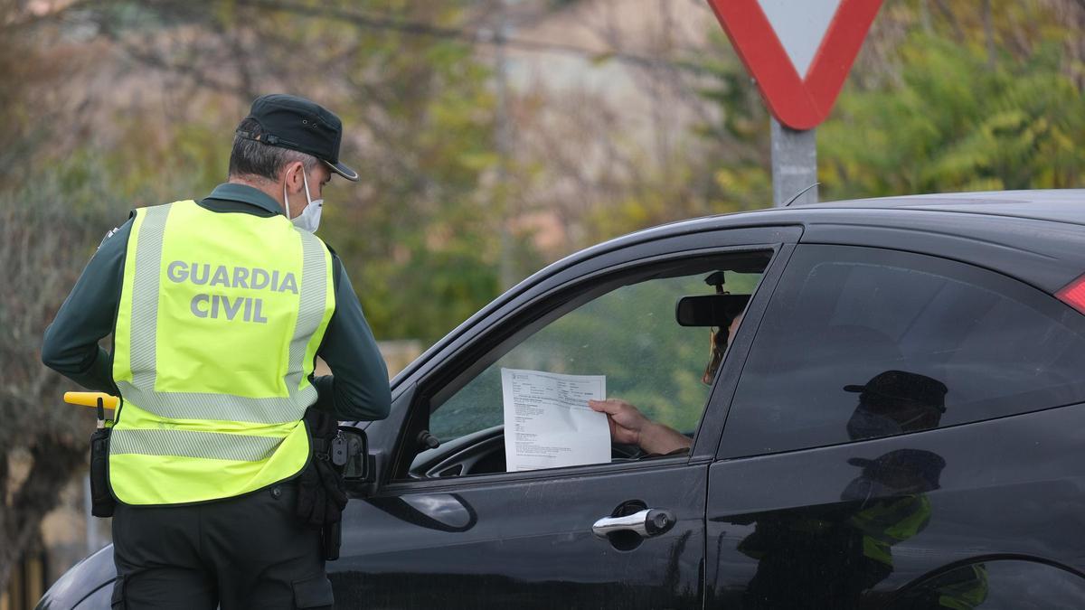 Controles de la Guardia Civil entre Elda y Sax para garantizar el confinamiento perimetral de la primera de ellas