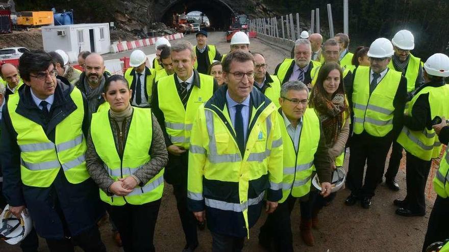 El presidente Feijóo y el resto de la comitiva, durante la visita a las obras en Moaña. // Gonzalo Núñez