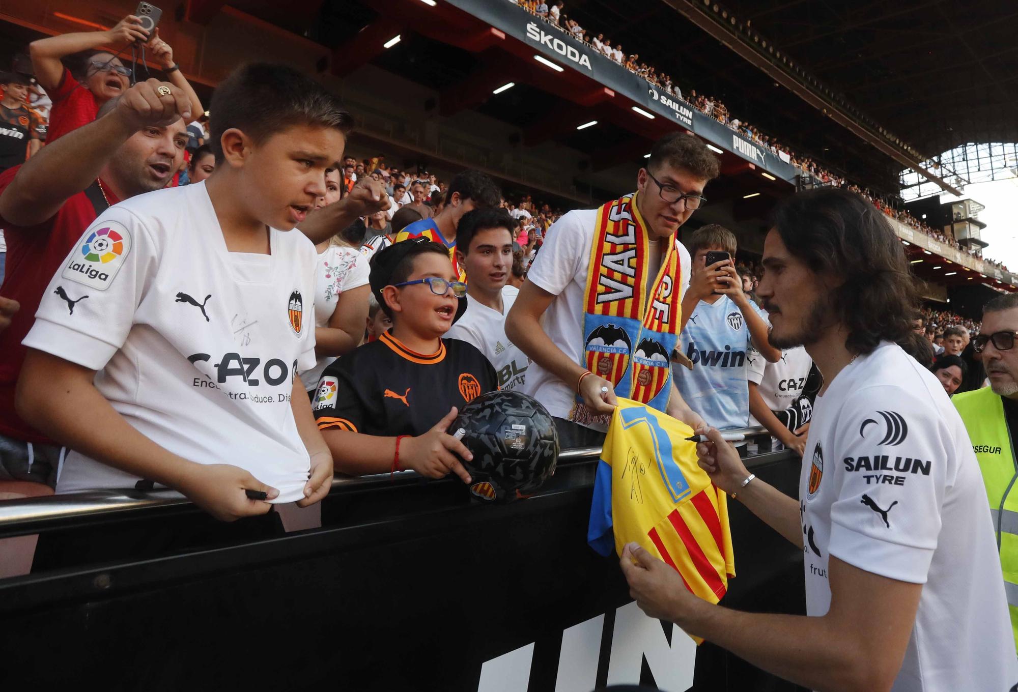 'Cavanimanía': Locura de la afición para dar la bienvenida a los fichajes del Valencia