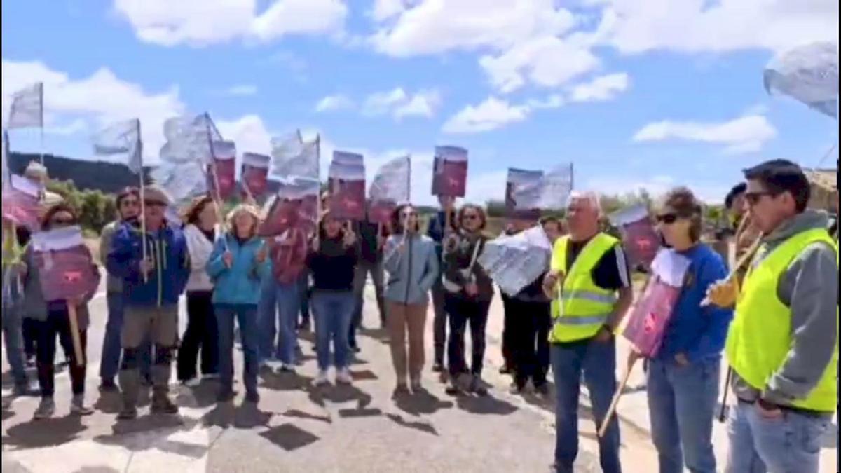 Alcaldes y vecinos concentrados durante la protesta.