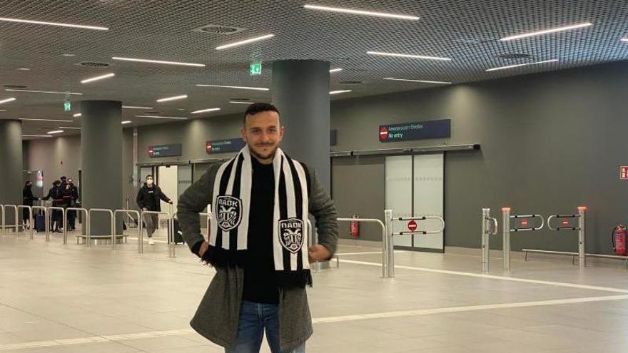 Joan Sastre ya posa con la bufanda del PAOK de Salónica