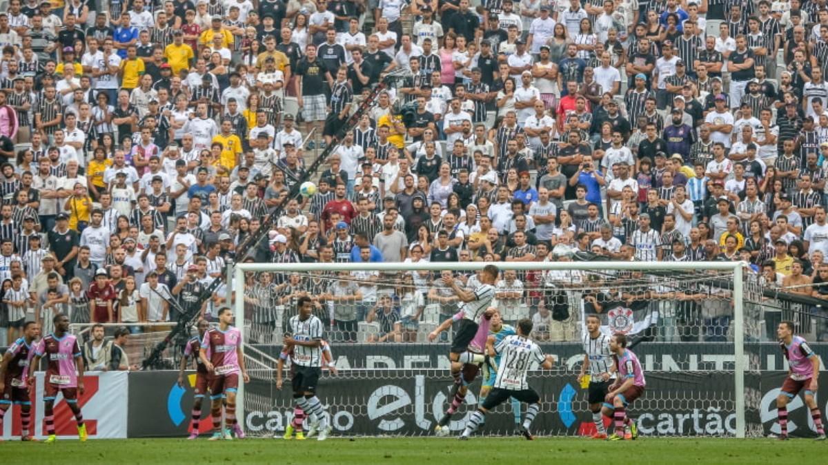 El Cortinthian-Casuals, jugando ante el Cortinthians en el Arena Corinthians de Sao Paulo