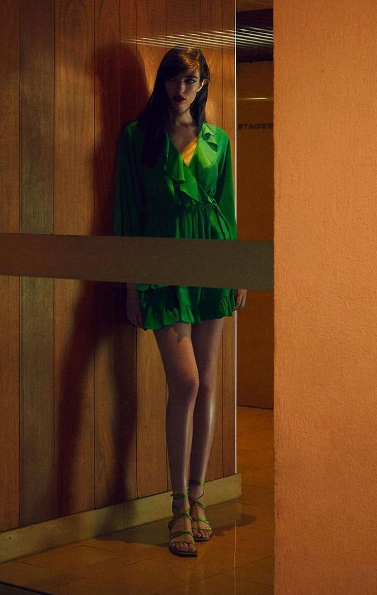 Vestido verde estilo 'wrap' con volantes de Zara