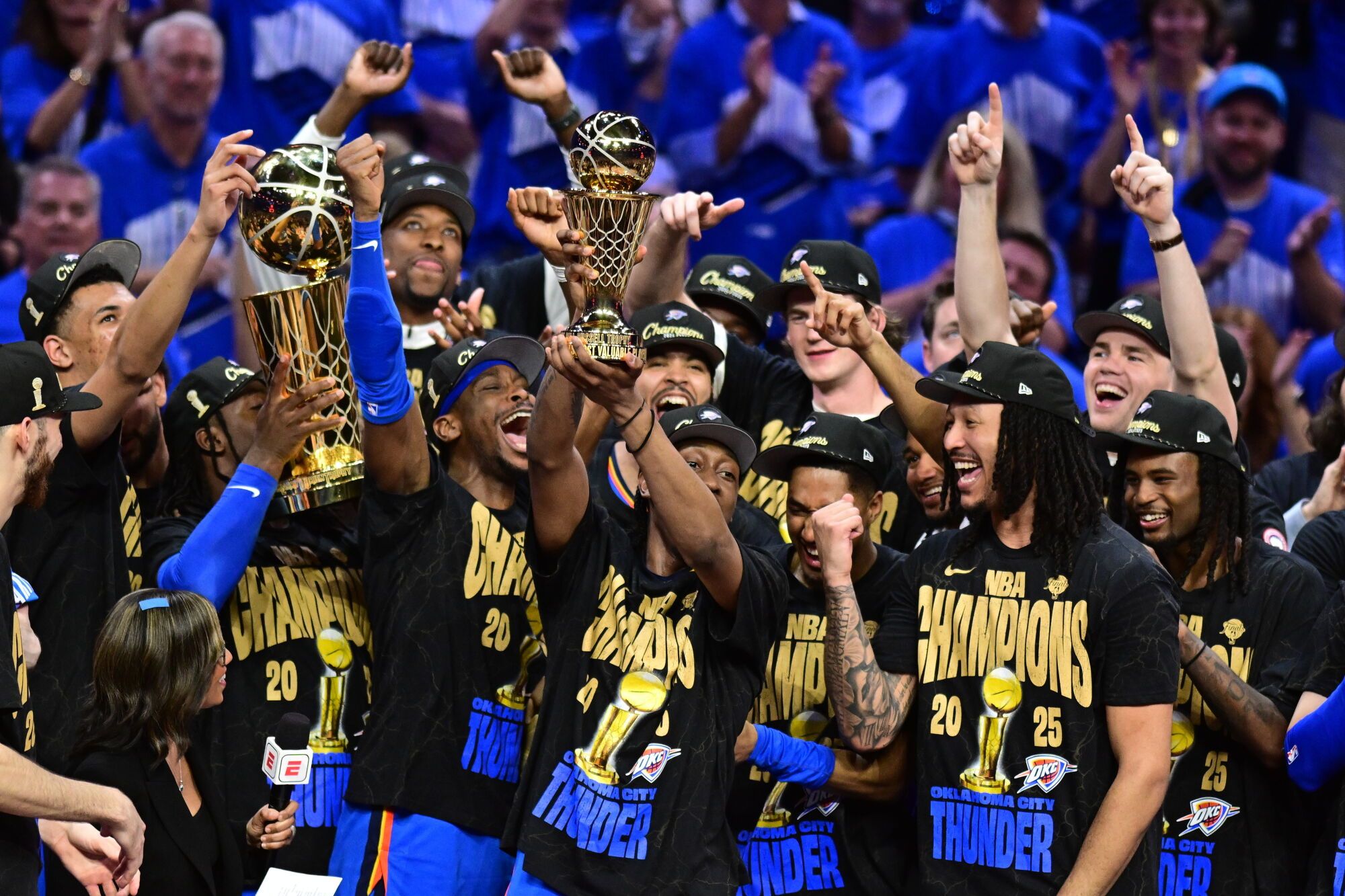 OKLAHOMA CITY (United States), 23/06/2025.- Oklahoma City Thunder players hold the Larry O'Brien Championship Trophy aloft while Oklahoma City Thunder guard Shai Gilgeous-Alexander (C) holds the Bill Russell NBA Finals Most Valuable Player Award following the Oklahoma City Thunder win of the NBA finals, defeating the Indiana Pacers in game seven, at the Paycom Center in Oklahoma City, Oklahoma, USA, 22 June 2025. (Baloncesto) EFE/EPA/MANUELA SOLDI SHUTTERSTOCK OUT. SHUTTERSTOCK OUT