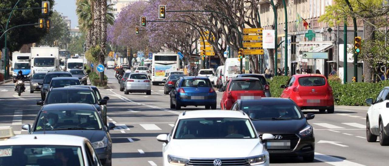 Coches circulando por Málaga capital. |