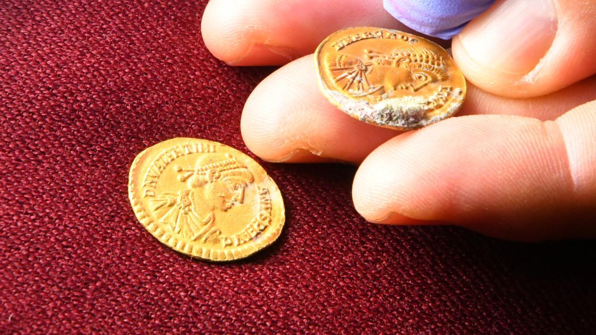 Dos de las monedas de oro de las 53 halladas en la bahía del Portitxol de Xàbia
