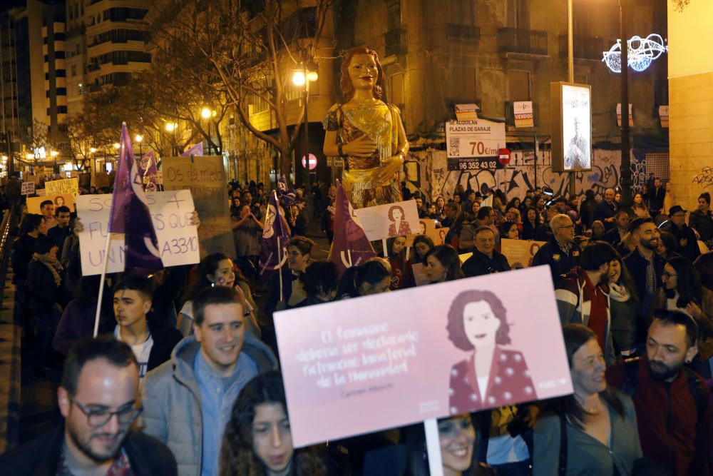 Masiva manifestación en el Día de la Mujer en València