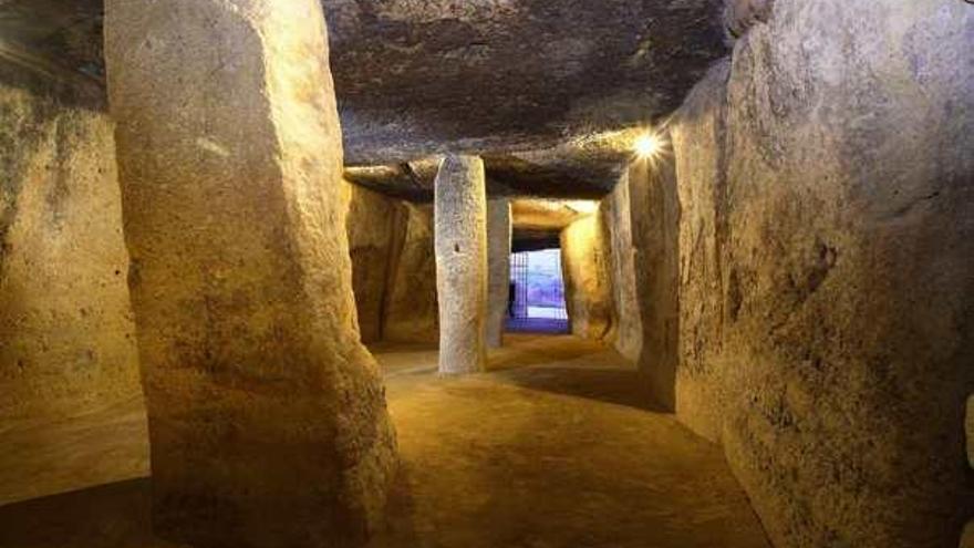 Interior del dolmen de Menga, uno de los bienes que conforman el Sitio.