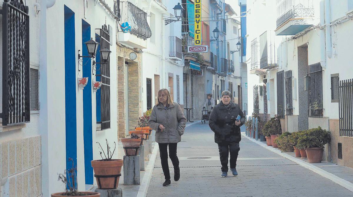 Varias vecinas caminan por Calles (Valencia).