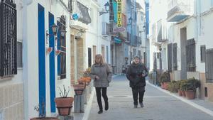 Varias vecinas caminan por Calles (Valencia).