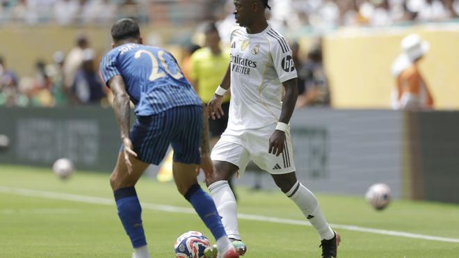 EVE6411. MIAMI (ESTADOS UNIDOS), 18/06/2025.- Vinícius Júnior (d) de Real Madrid disputa el balón con João Cancelo de Al Hilal este miércoles, en un partido del Mundial de Clubes entre el Real Madrid y Al Hilal en el estadio Hard Rock de Miami (EE.UU.). EFE/Andre Coelho