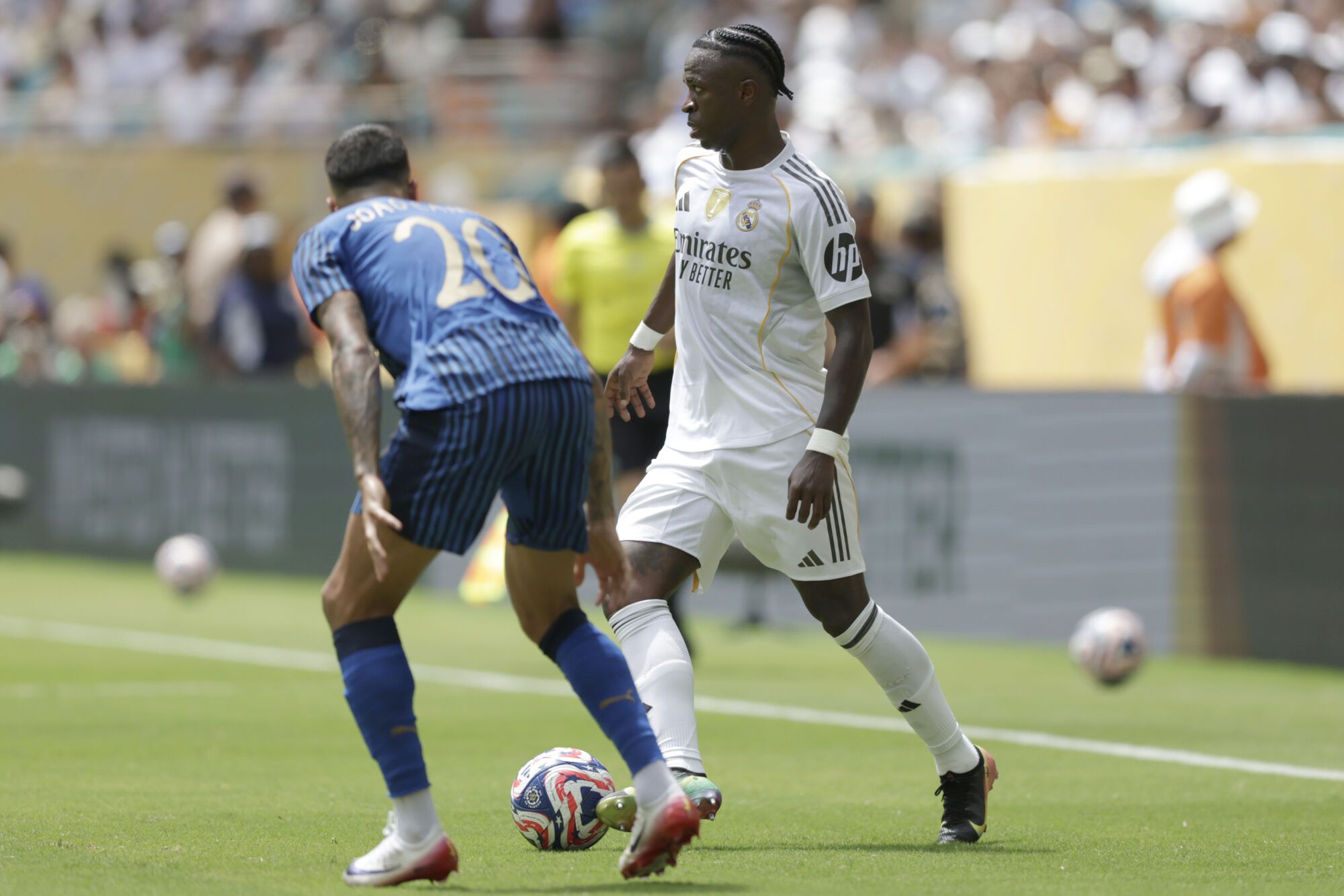 EVE6411. MIAMI (ESTADOS UNIDOS), 18/06/2025.- Vinícius Júnior (d) de Real Madrid disputa el balón con João Cancelo de Al Hilal este miércoles, en un partido del Mundial de Clubes entre el Real Madrid y Al Hilal en el estadio Hard Rock de Miami (EE.UU.). EFE/Andre Coelho
