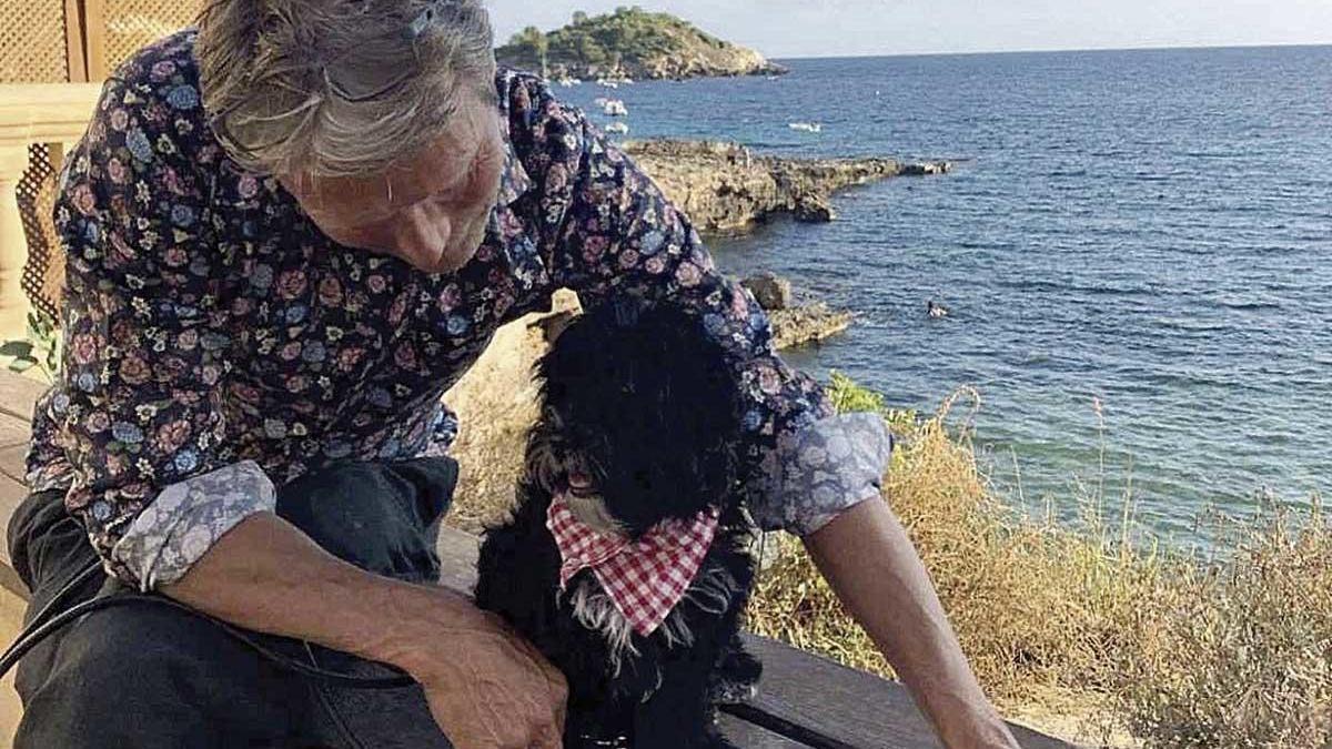 Mads Mikkelsen, junto a su perro Messi, en Mallorca.