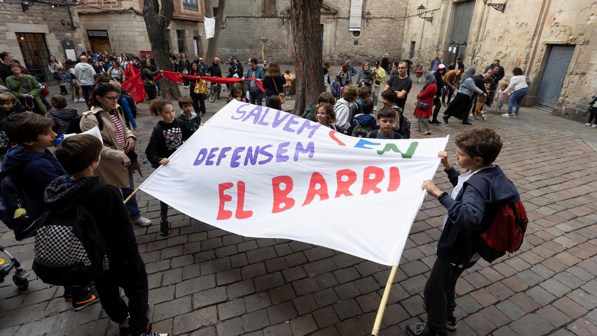 Barcelona 8/11/2022 Manifestación de familias de la escola San Felip Neri Foto de Ferran Nadeu