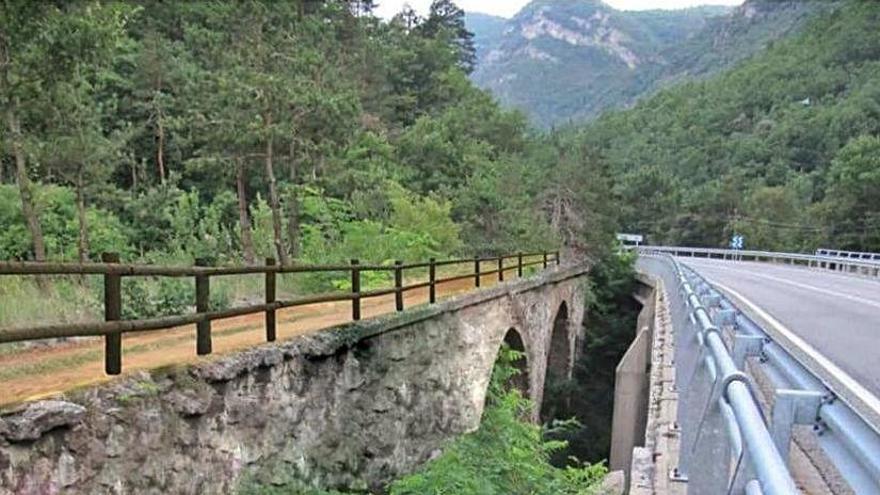 L&#039;abans i el després d&#039;un dels trams de les Vies Blaves que ja s&#039;han condicionat