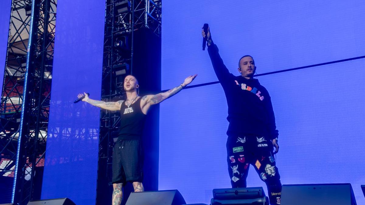 El dúo de rap Natos y Waor durante su concierto en el Riyadh Air Metropolitano, a 7 de junio de 2025, en Madrid (España).