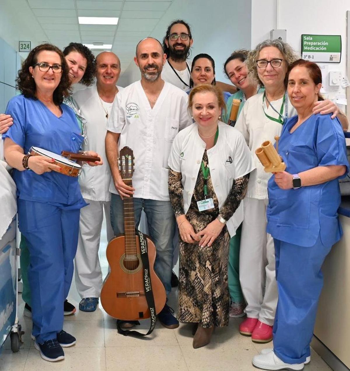 Paco Domínguez junto al equipo de enfermería del Hospital Clínico
