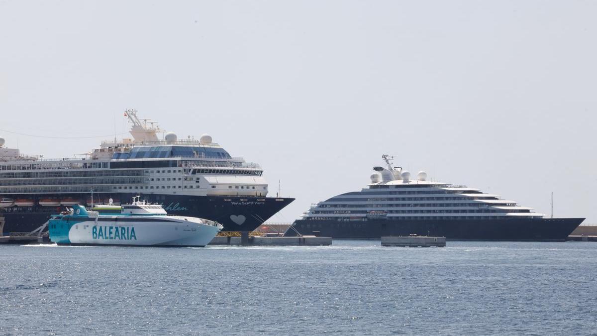 Dos cruceros en el puerto de Ibiza.