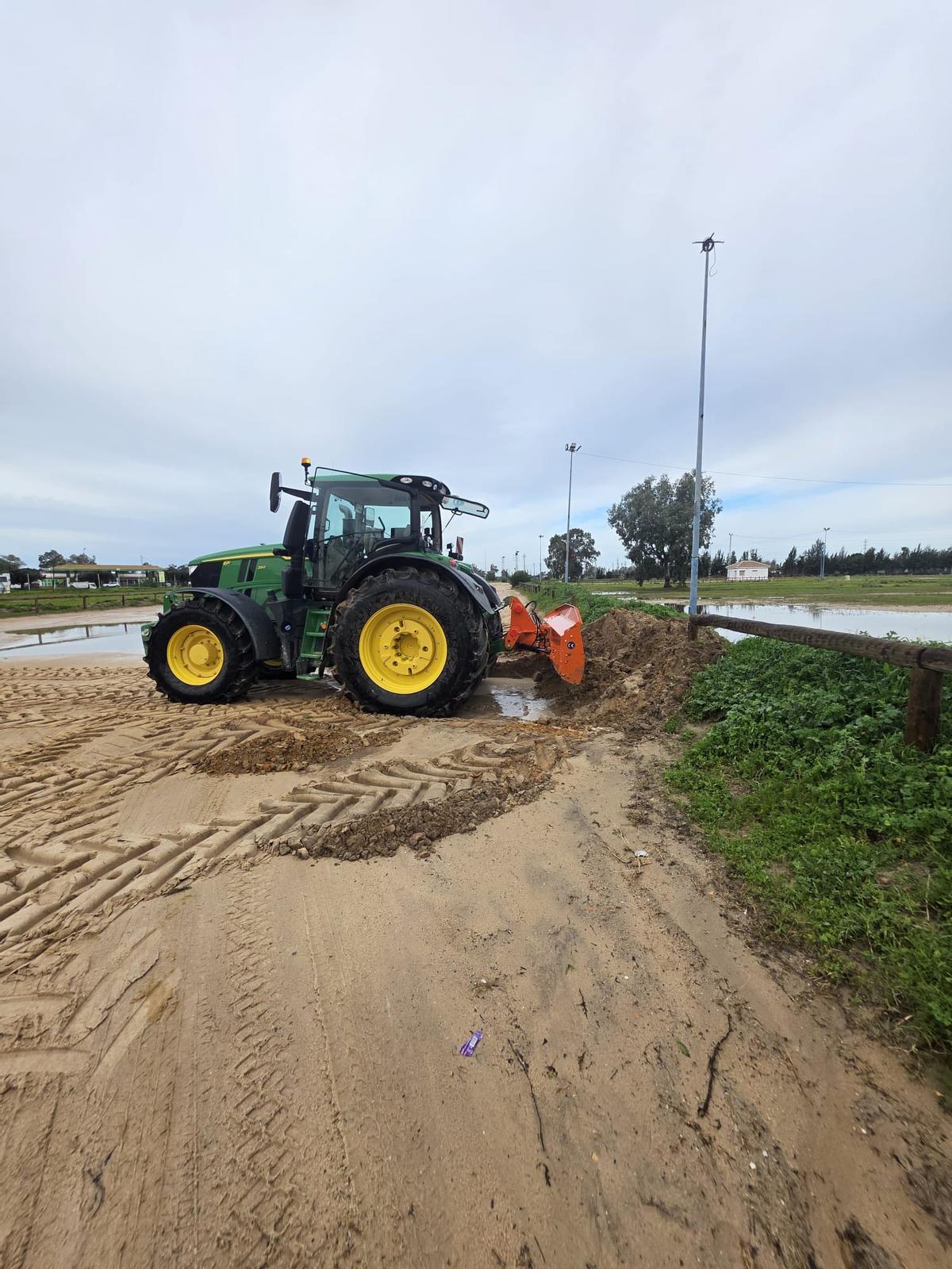 Una excavadora reparando las zonas anegadas por la lluvia.