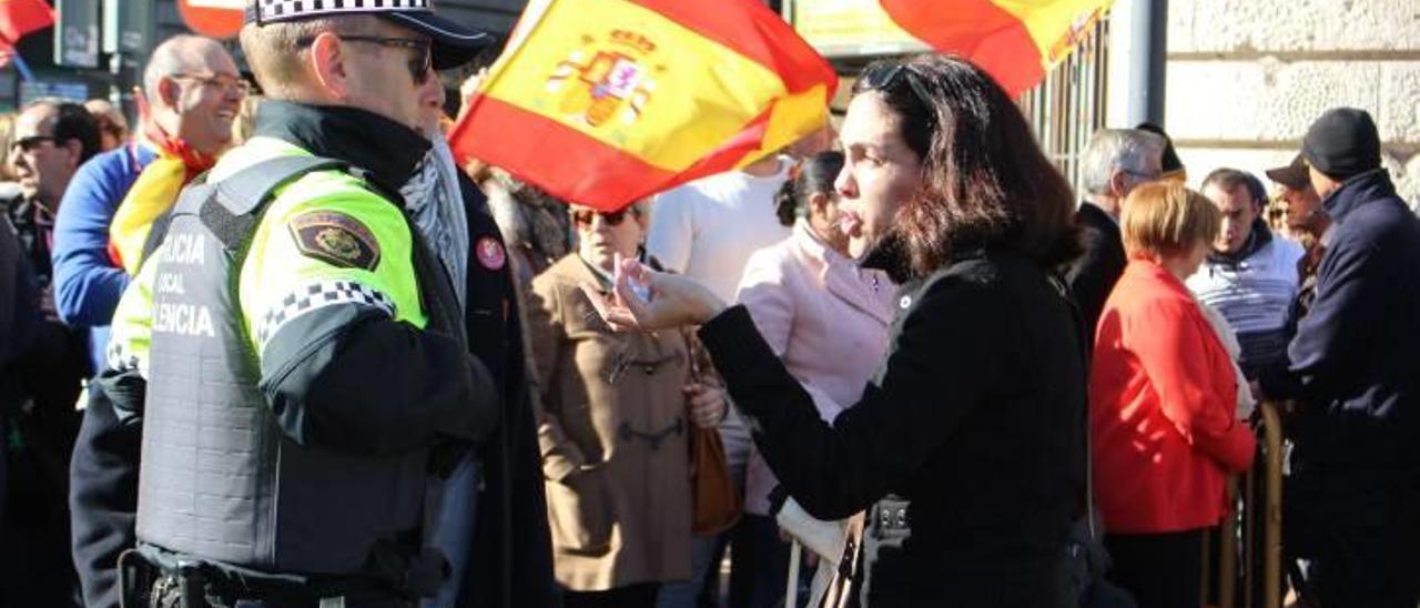 Una de las participantes enseña a un policía nacional los mechones de pelo que le arrancaron durante los incidentes.