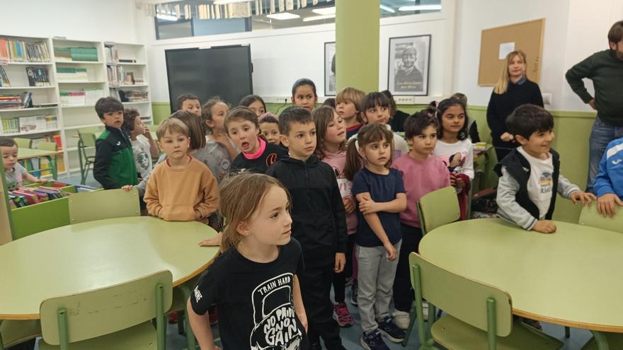 El colegio de La Fresneda inaugura biblioteca de la mano del &quot;señor Teca&quot;: así es el nuevo espacio de lectura del centro