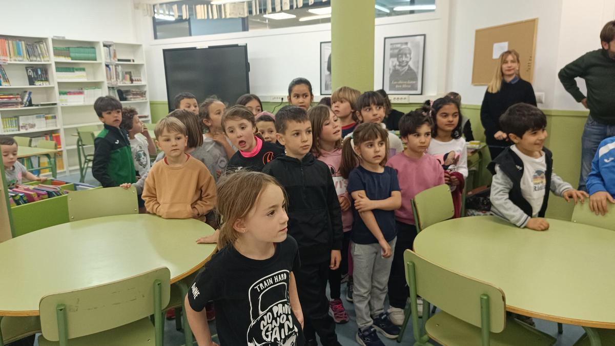 Los alumnos del colegio La Fresneda conocen su nueva biblioteca