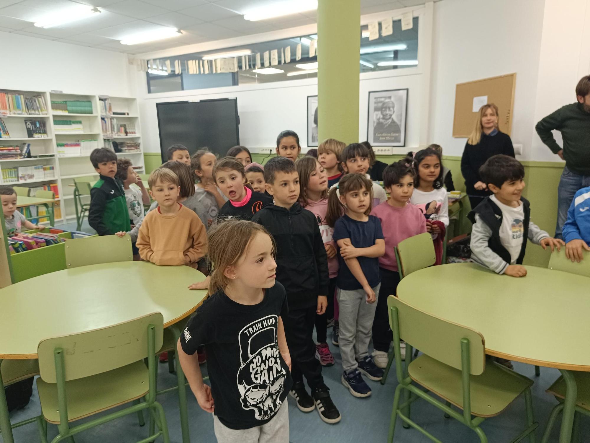 Los alumnos del colegio La Fresneda conocen su nueva biblioteca