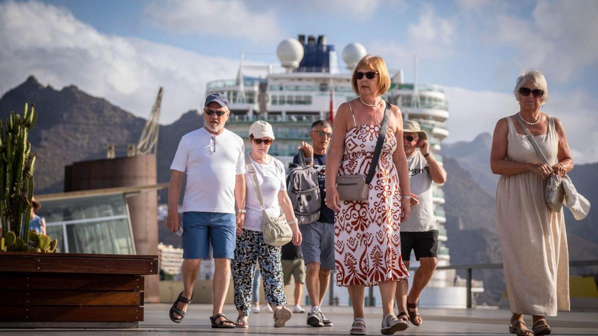 Turistas de un crucero en el puerto de Santa Cruz de Tenerife. | ANDRÉS GUTIÉRRREZ