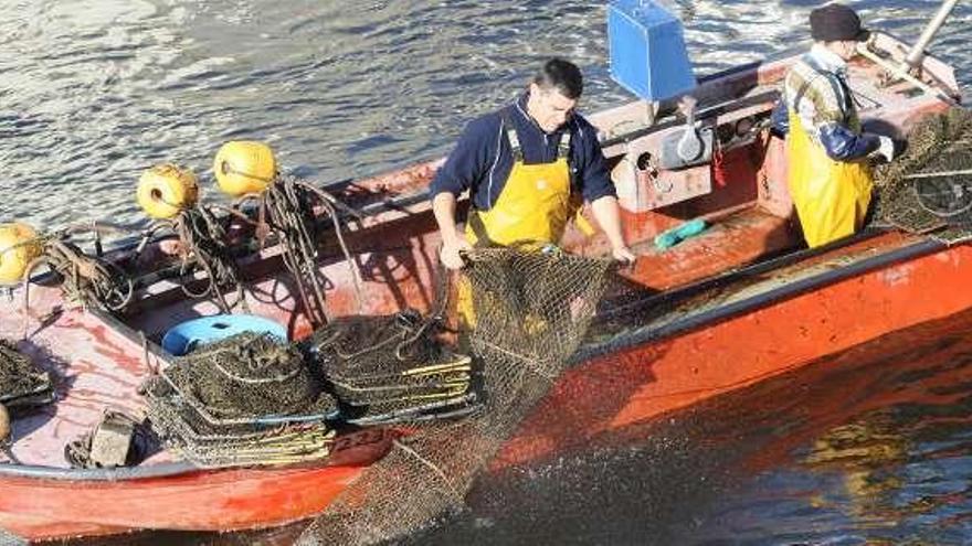 Pescadores de lamprea en el Ulla, con sus nasas butrón.  //  J.L. Oubiña