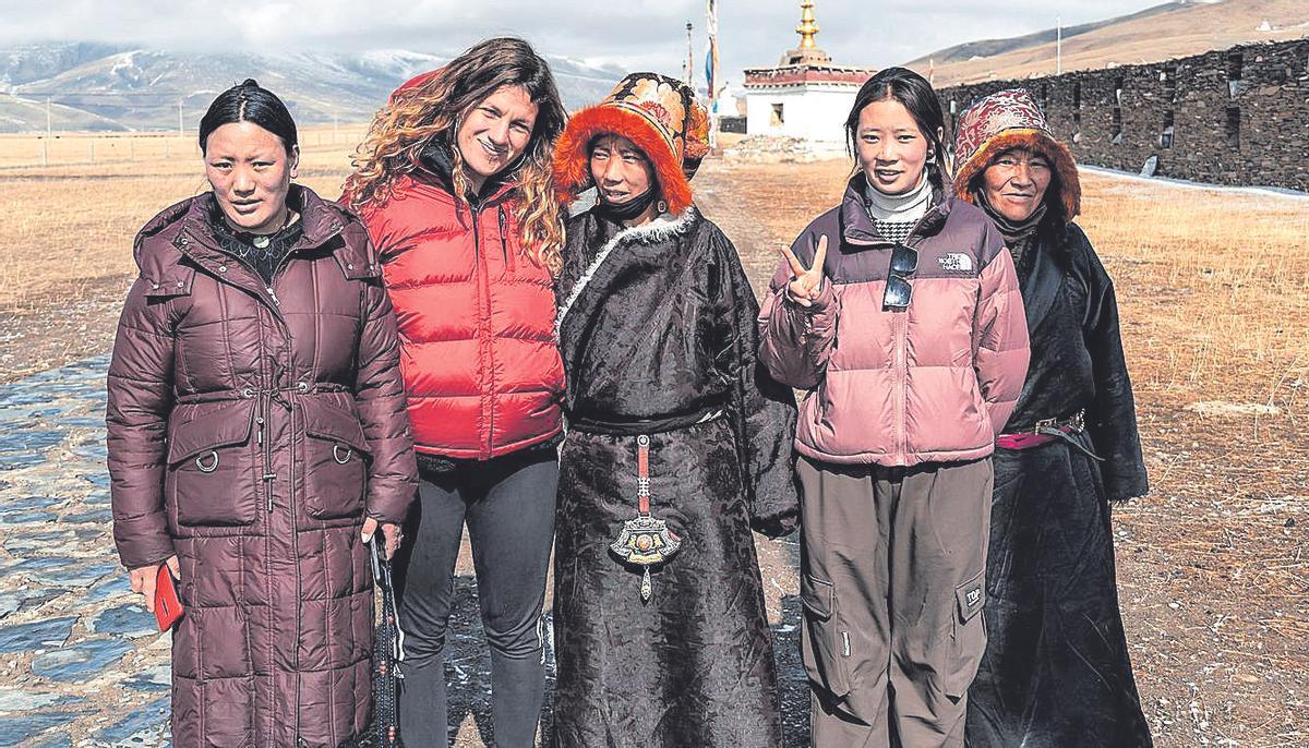 Carme, con mujeres tibetanas